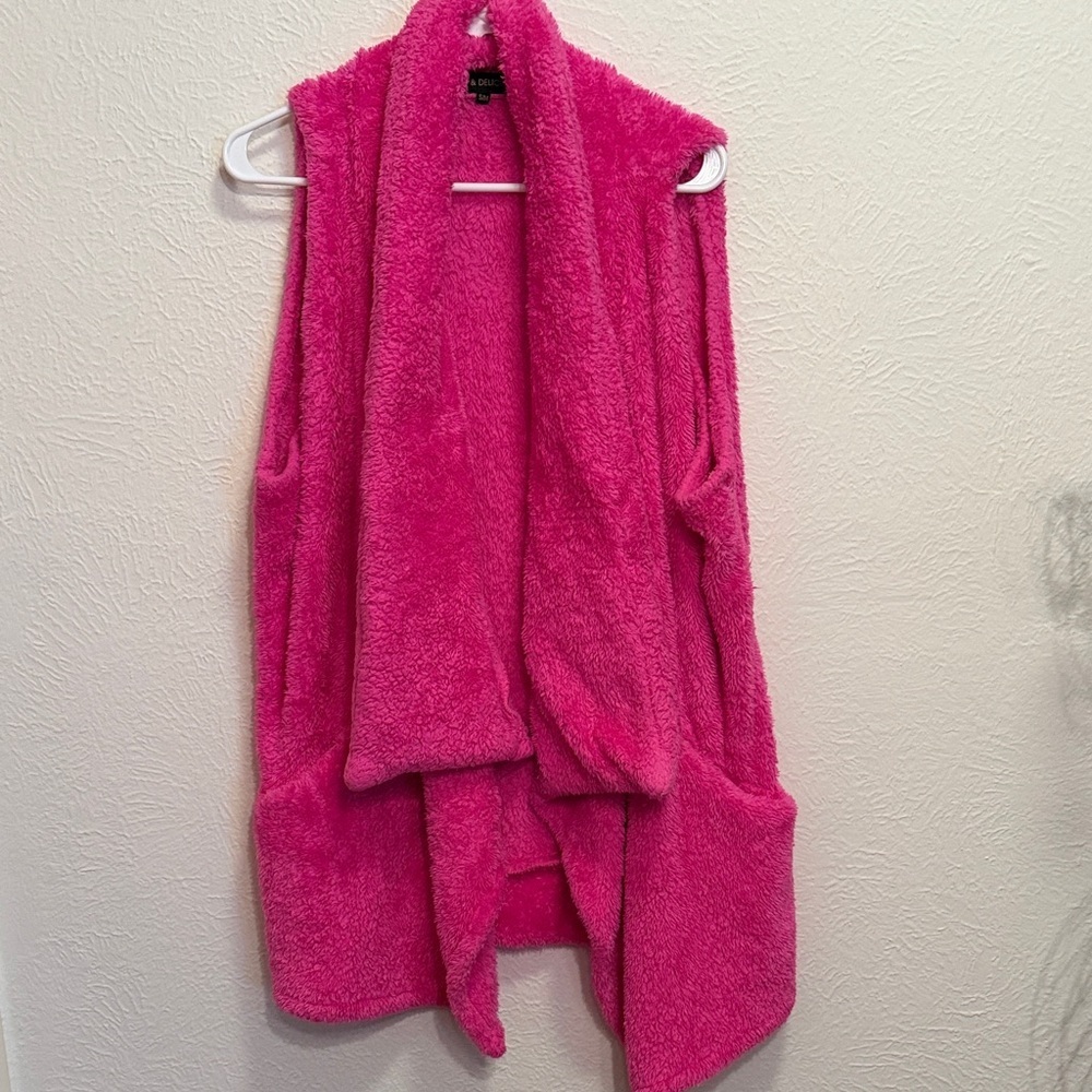 💕💕💕3 for 12$💕💕💕Pink Fuzzy Sleeveless Vest-small